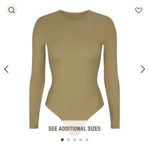 SKIMS Fits Everyone Long Sleeve Crew Neck - limited edt. Color